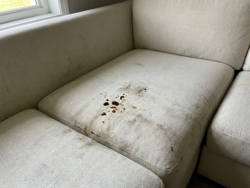 Krem köşe koltuk yıkama öncesi — oturma izleri